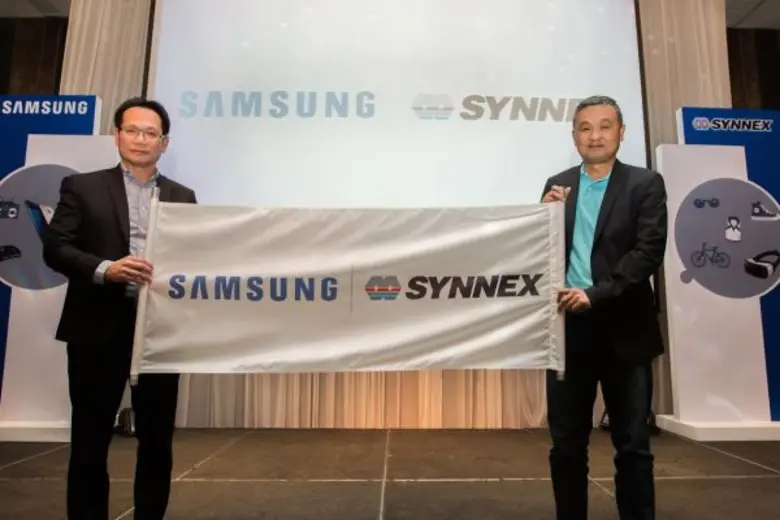 นายปิยะสิทธิ์ ทองหยวก (ขวา) ผู้อำนวยการฝ่...