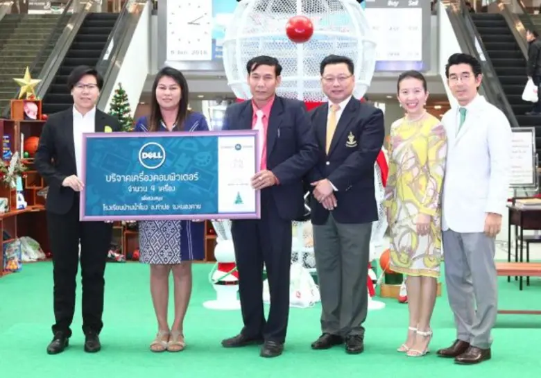 นางสาวลษิดา สุทธาโรจน์(ซ้าย) ผู้จัดการอาว...