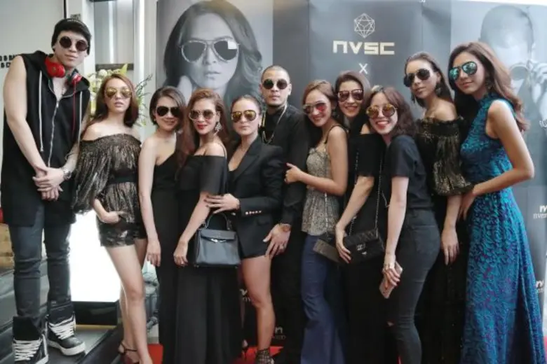 นับเป็นคู่สามีภรรยาที่ช่วยกันทำธุรกิจแฟชั...