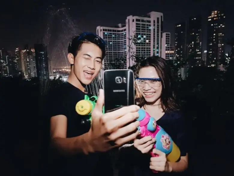 เปียกสุดมันวันสงกรานต์!! โทรได้-แชทได้-ถ่ายรูปได้ ไม่กลัวเปียก ด้วยซัมซุง กาแลคซี่ เอส 7