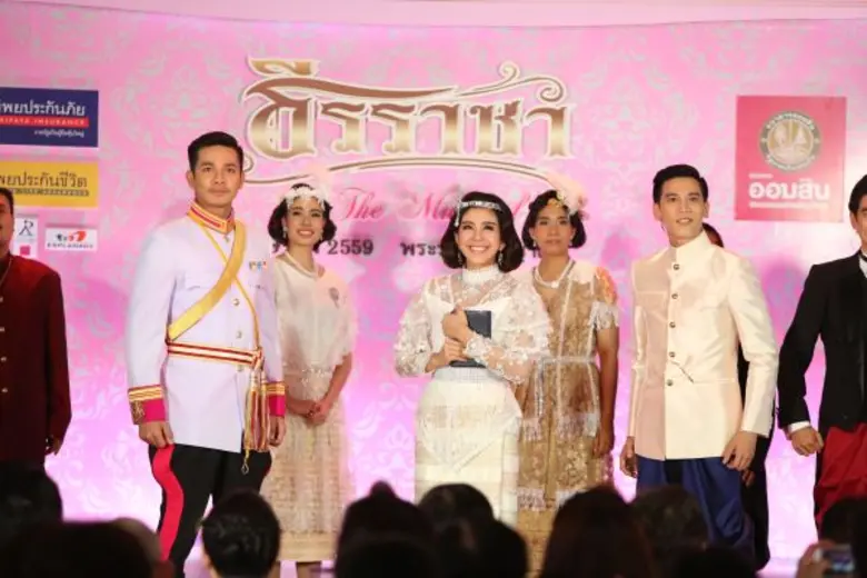 ธนาคารออมสินจัดสร้างละครเพลงยิ่งใหญ่ “ธีรราชา เดอะ มิวสิคัล”  ละครสร้างชาติเฉลิมพระเกียรติ ร.6 เปิดแสดง 18–22 พ.ค.นี้ ชมฟรี  1 เม.ย. 59 ณ พระที่นั่งเทวราชสภารมย์ พระราชวังพญาไท