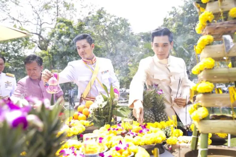 ธนาคารออมสินจัดสร้างละครเพลงยิ่งใหญ่ “ธีรราชา เดอะ มิวสิคัล”  ละครสร้างชาติเฉลิมพระเกียรติ ร.6 เปิดแสดง 18–22 พ.ค.นี้ ชมฟรี  1 เม.ย. 59 ณ พระที่นั่งเทวราชสภารมย์ พระราชวังพญาไท