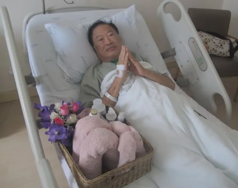 พระเจ้าวรวงศ์เธอ พระองค์เจ้าโสมสวลี พระวรราชาทินัดดามาตุ ประทานกระเช้าเครื่องหอมเยี่ยมวินัย พันธุรักษ์