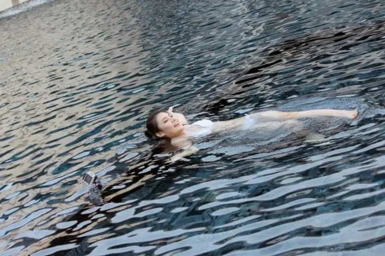 น้ำฝน ทวีพร คลายร้อน ซ้อนรูป