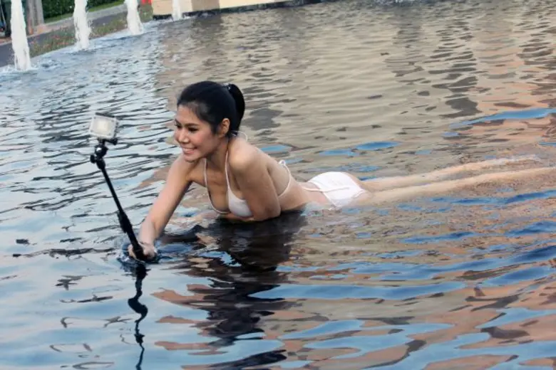 น้ำฝน ทวีพร คลายร้อน ซ้อนรูป