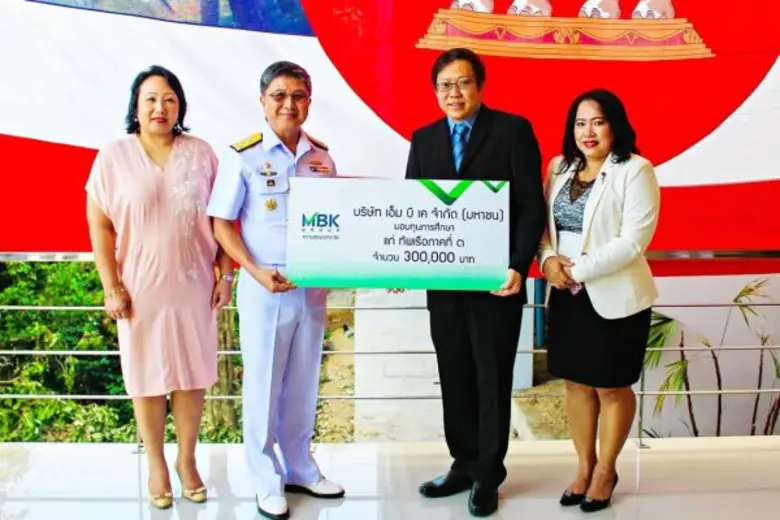 นายธีระ วงศ์สวนนท์ (ที่ 3 จากซ้าย) ผู้จัด...