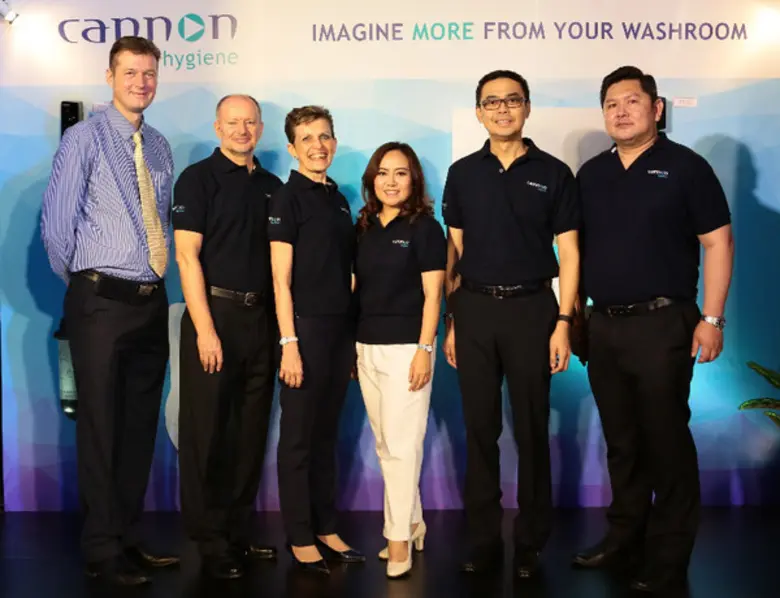 มร.เซบาสเตียน พาวเวอร์ (ซ้าย) รองกรรมการผ...