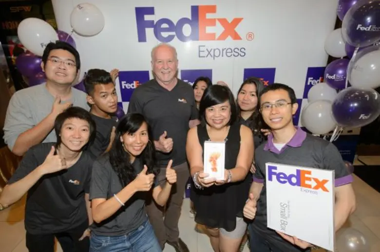 นายเดวิด คาร์เดน (กลาง) กรรมการผู้จัดการ ...