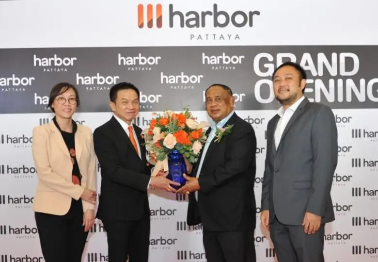 นายสมเจตน์ หมู่ศิริเลิศ (ที่ 2 จากซ้าย) ป...