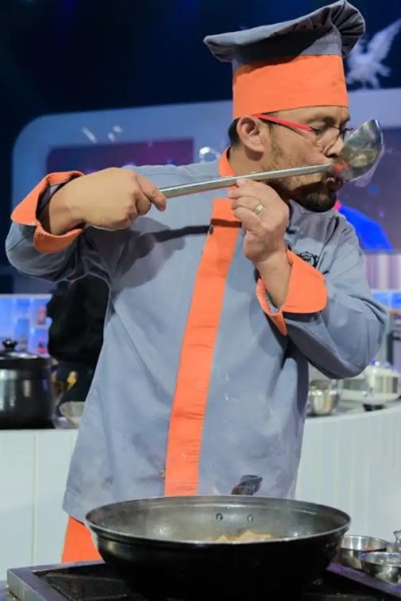 ทีวีไกด์: รายการ "เชฟกระทะเหล็ก ประเทศไทย" “สุดยอดเชฟมือหนึ่ง” หวนคืนสังเวียน คราวนี้ขอถล่ม “เชฟป้อม” ให้ย่อยยับ!