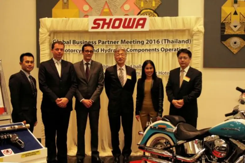 อคิระ คาโดย่า (ที่ 3 จากขวา), รองประธานบร...