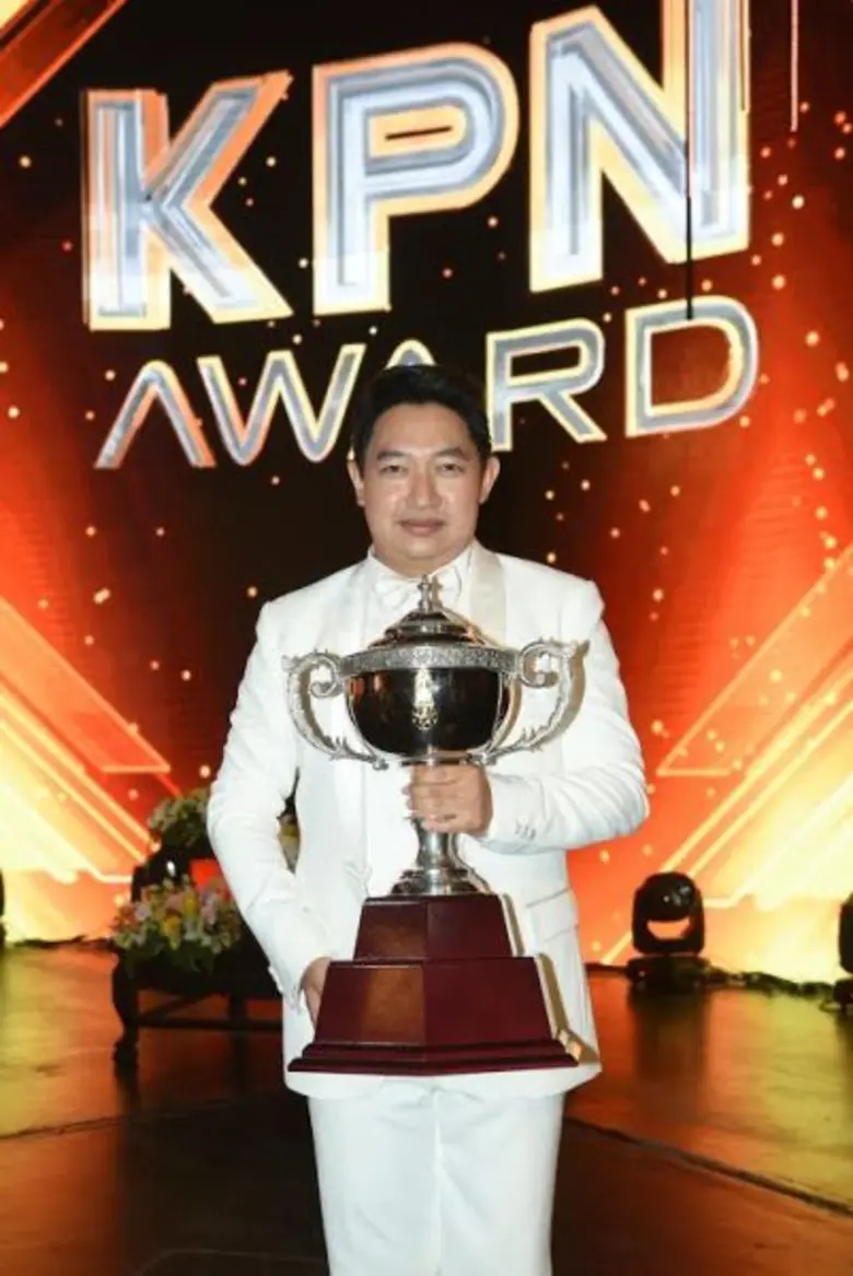 “ครูกานต์” นักร้องยอดเยี่ยมแห่งประเทศไทย ประจำปี 2559 “เคพีเอ็น อวอร์ด ครั้งที่ 25” คว้าถ้วยพระราชทานจากพระบาทสมเด็จพระเจ้าอยู่หัว พร้อมเงินรางวัล 1 ล้านบาท และรถยนต์นิสสัน เทียน่า