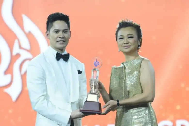 “ครูกานต์” นักร้องยอดเยี่ยมแห่งประเทศไทย ประจำปี 2559 “เคพีเอ็น อวอร์ด ครั้งที่ 25” คว้าถ้วยพระราชทานจากพระบาทสมเด็จพระเจ้าอยู่หัว พร้อมเงินรางวัล 1 ล้านบาท และรถยนต์นิสสัน เทียน่า