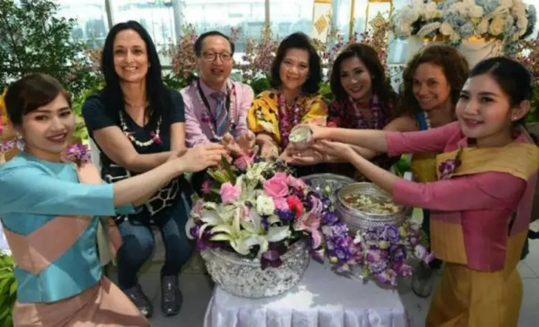 นางอุษณีย์ แสงสิงแก้ว (ที่ 4จากซ้าย) รองก...