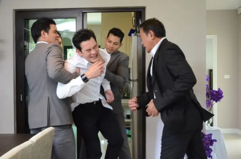 “ชาคริต” ถูกซ้อมยับ “มาร์กี้” ถูกเสี่ยจับบีบคอ “ไม้-อ้น-ปั๋ง”บุกตะลุมบอนพาหลบหนี