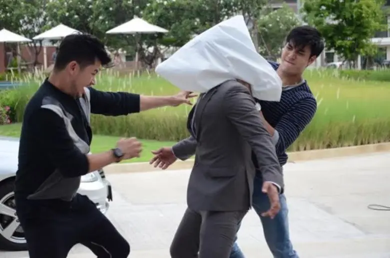 “ชาคริต” ถูกซ้อมยับ “มาร์กี้” ถูกเสี่ยจับบีบคอ “ไม้-อ้น-ปั๋ง”บุกตะลุมบอนพาหลบหนี