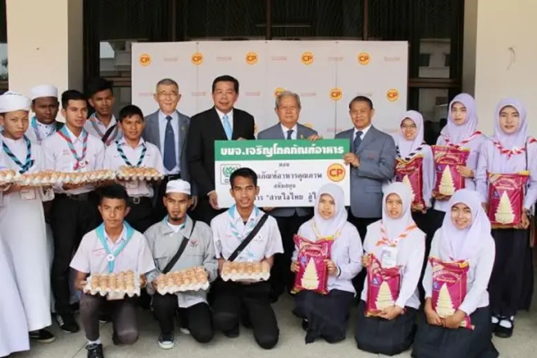 พล.อ.สุรยุทธ์ จุลานนท์ (กลางแถวยืน) องคมน...