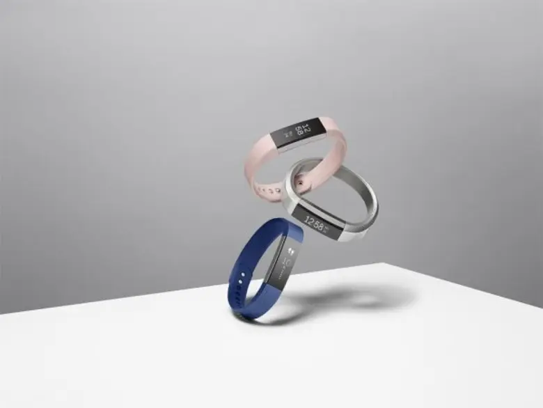 ฟิตบิททำสถิติยอดขาย ฟิตบิทเบลซ และ ฟิตบิท อัลธ่า ได้เกินกว่า 1 ล้านเครื่องในช่วงเดือนแรกที่วางตลาด ฟิตบิทรุ่นสองล่าสุดเปิดตัวเป็นสินค้าขายดีของเว็บไซต์อเมซอน