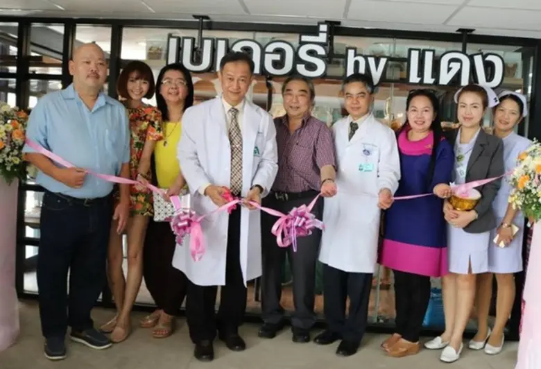 นพ.ดุสิต ศรีสกุล ผู้อำนวยการ รพ.ลานนา พร้อมด้วย คณะ...