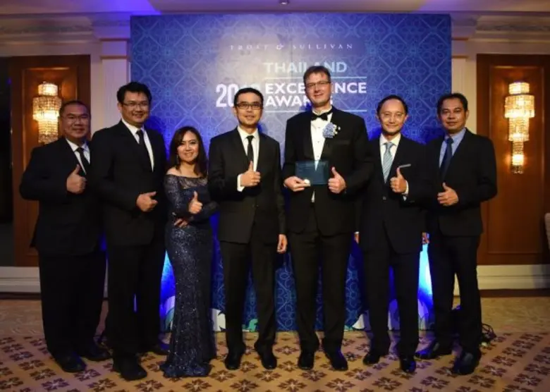 มร.เซบาสเตียน พาวเวอร์ (ที่ 3 จากขวา) รอง...