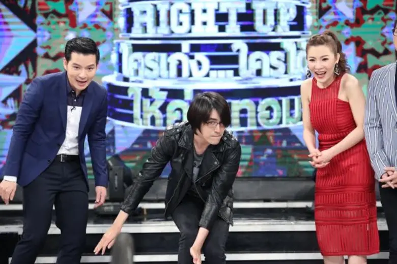 ทีวีไกด์: รายการ “STEP RIGHT UP ใครเก่ง...ใครได้ ให้ค่าเทอม” “เอ – วราวุธ” จัดหนัก แจกค่าเทอม!!! ชวน “รุจ - หนูเล็ก – นนน – ผ้าป่าน” เล่นเกมสมทบทุนการศึกษา