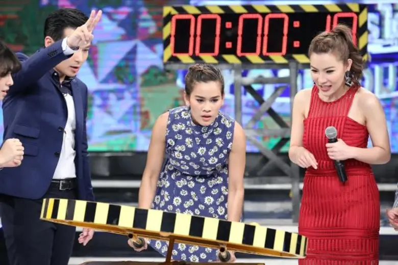 ทีวีไกด์: รายการ “STEP RIGHT UP ใครเก่ง...ใครได้ ให้ค่าเทอม” “เอ – วราวุธ” จัดหนัก แจกค่าเทอม!!! ชวน “รุจ - หนูเล็ก – นนน – ผ้าป่าน” เล่นเกมสมทบทุนการศึกษา