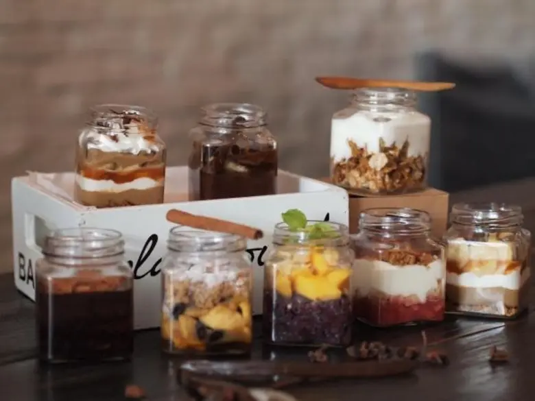 ขนมหวานในขวดแก้วสุดมุ้งมิ้งที่เพลย์กราวด์ บาร์