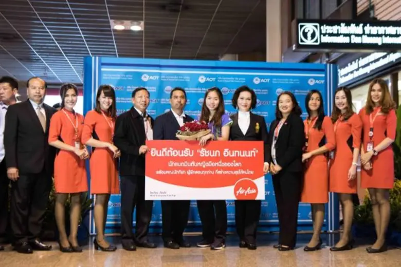 สายการบินแอร์เอเชียต้อนรับน้องเมย์ รัชนก ...