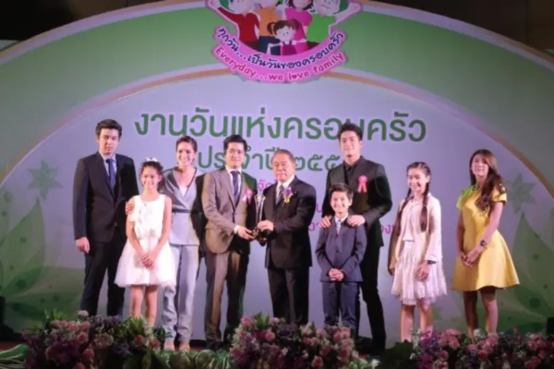 ผู้จัด เอิน นิธิภัทร์ นำทีมทัพนักแสดงวัยแสบสาแหรกขาด เข้ารับโล่เชิดชูเกียรติละครสร้างสรรค์สังคมไทย