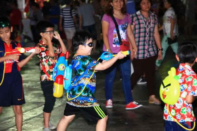 เอเชียทีคชุ่มฉ่ำทุกอณู ฉลองสงกรานต์แบบไทยสไตล์กันอย่างคับคั่ง