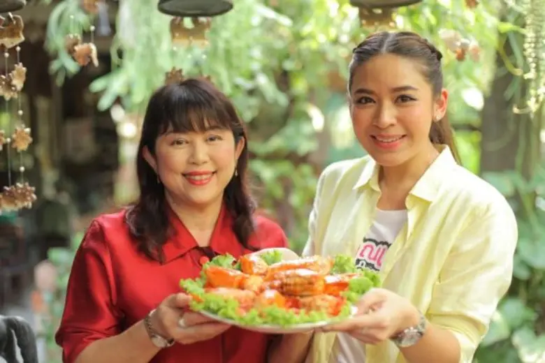 หลายคนหนีความร้อนไปสัมผัสดอกซากุระที่ประญ...