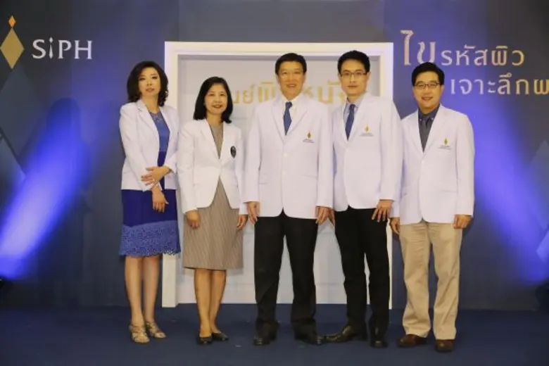 “ศูนย์ผิวหนัง โรงพยาบาลศิริราช ปิยมหาราชการุณย์” ชูจุดแข็งผนึกทีมแพทย์ที่ได้รับวุฒิบัตรและเชี่ยวชาญสาขาโรคผิวหนังและเส้นผม พร้อมให้การรักษาและบริการที่เปี่ยมด้วยคุณภาพ และเทคโนโลยีการรักษาที่ปลอดภัยมาตรฐานระดับโลก