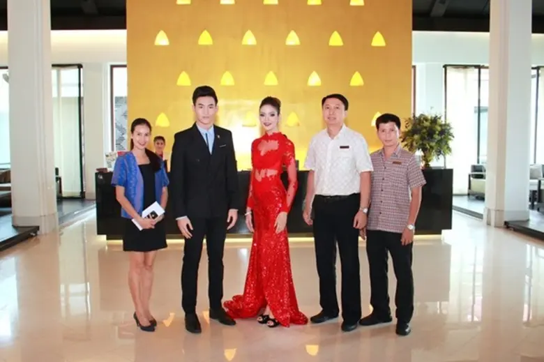 สมาน เกื้อทาน (ขวาสุด) ผู้จัดการฝ่ายแม่บ้...