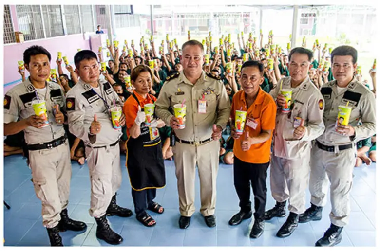 นายมนัส ศัลย์ปานนท์ (กลาง) ผู้บังคับการแด...