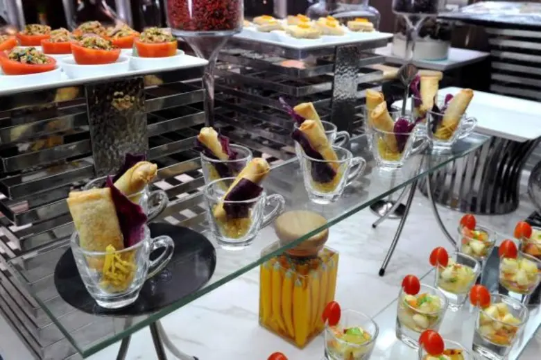 โรงแรมอัล มีรอซ จัดอาหารบุฟเฟ่ต์ ไทย ตะวันออกกลาง และนานาชาติ