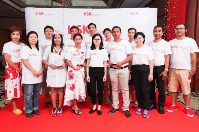 เมื่อเร็วๆ นี้ ซินดี้ กัว (แถวหน้า ยืนกลา...