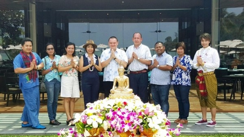 คุณเดนิส มาร์ติน ผู้จัดการทั่วไป (คนกลาง)...