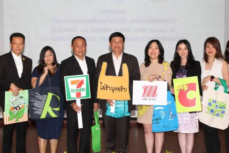 พลเอก สุรศักดิ์ กาญจนรัตน์ (กลาง) รัฐมนตร...