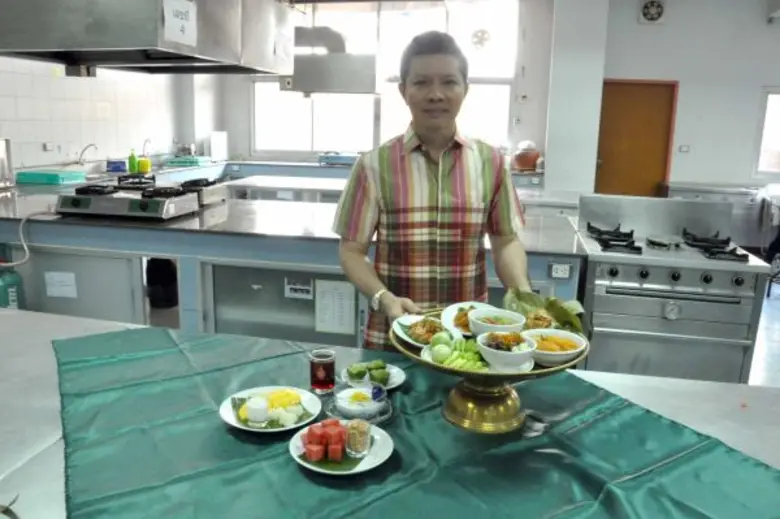 อาจารย์ มทร.ธัญบุรี แนะ“อาหารคลายร้อน” เพื่อสุขาภิบาลอาหาร ผู้ช่วยศาสตราจารย์พงษ์ศักดิ์ ทรงพระนาม อาจารย์ประจำสาขาวิชาอาหารและโภชนาการ คณะเทคโนโลยีคหกรรมศาสตร์ มหาวิทยาลัยเทคโนโลยีราชมงคล (มทร.) ธัญบุรี แนะการกินอาหารหน้าร้อน ให้ถูกสุขาภิบาล คลายร้อน