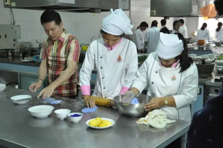 อาจารย์ มทร.ธัญบุรี แนะ“อาหารคลายร้อน” เพื่อสุขาภิบาลอาหาร ผู้ช่วยศาสตราจารย์พงษ์ศักดิ์ ทรงพระนาม อาจารย์ประจำสาขาวิชาอาหารและโภชนาการ คณะเทคโนโลยีคหกรรมศาสตร์ มหาวิทยาลัยเทคโนโลยีราชมงคล (มทร.) ธัญบุรี แนะการกินอาหารหน้าร้อน ให้ถูกสุขาภิบาล คลายร้อน