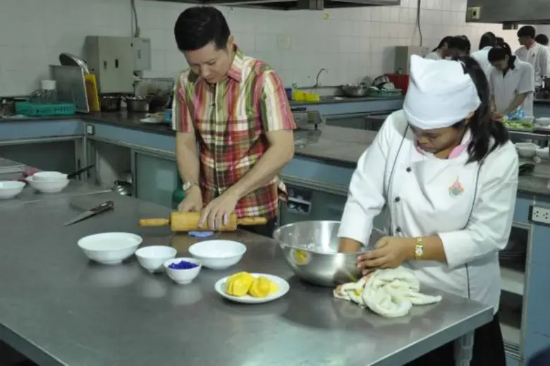 อาจารย์ มทร.ธัญบุรี แนะ“อาหารคลายร้อน” เพื่อสุขาภิบาลอาหาร ผู้ช่วยศาสตราจารย์พงษ์ศักดิ์ ทรงพระนาม อาจารย์ประจำสาขาวิชาอาหารและโภชนาการ คณะเทคโนโลยีคหกรรมศาสตร์ มหาวิทยาลัยเทคโนโลยีราชมงคล (มทร.) ธัญบุรี แนะการกินอาหารหน้าร้อน ให้ถูกสุขาภิบาล คลายร้อน