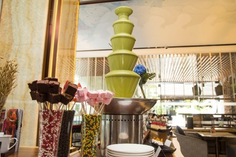 เชิญชวนคนรักขนมหวานและการจิบชายามบ่ายโดยเ...