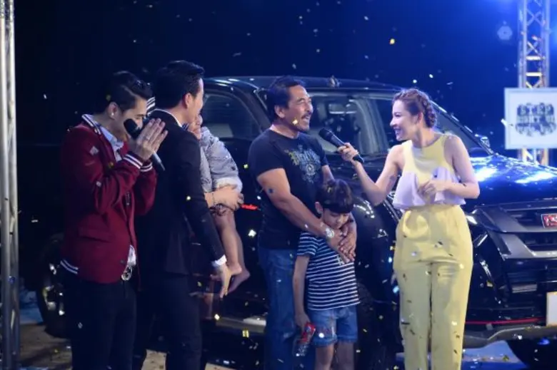 ทีวีไกด์: รายการ “STEP RIGHT UP ใครเก่ง...ใครได้ ให้ค่าเทอม” “เอ – วราวุธ” แจกไม่ยั้ง!!! มอบ ISUZU คันที่ 13 ให้ผู้โชคดี