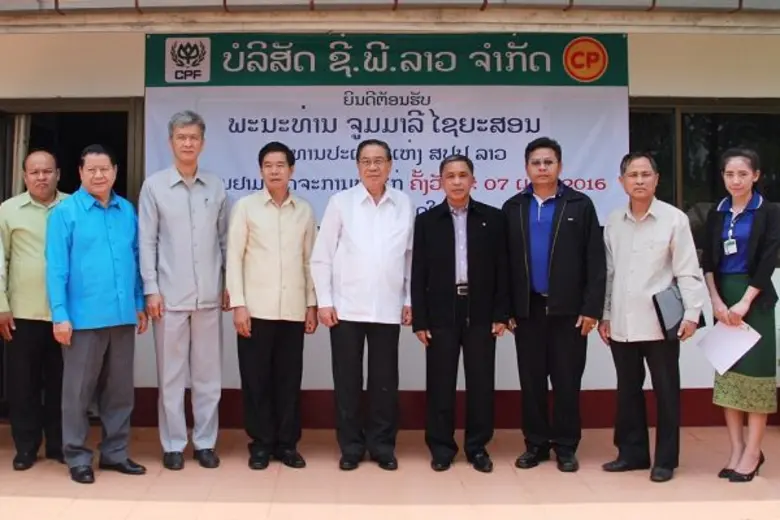 พลโท จูมมะลี ไซยะสอน (กลาง) ประธานประเทศสาธารณรัฐปร...