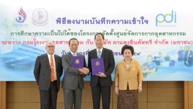 นายอาสา สารสิน ประธานกรรมการ บริษัท ผาแดง...