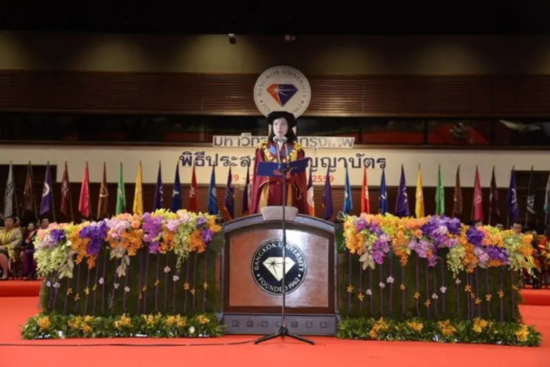 ม.กรุงเทพจัดพิธีประสาทปริญญาบัตร