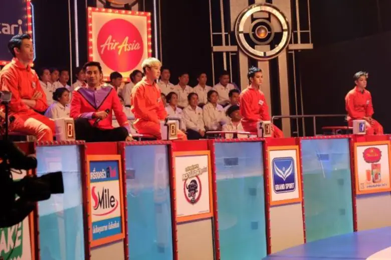 ทีวีไกด์: รายการ “ยุทธการสะท้านตับ” ดีเจ.นุ้ย – เอ พศิน นำทีมเน็ตไอดอลคนดัง บุกยุทธการสะท้านตับ “ดีเจ.มะตูม” ท้าทีมตลก ถ้าตกน้ำเกิน 3 ครั้ง จะเลิกเป็นตุ๊ด!!!