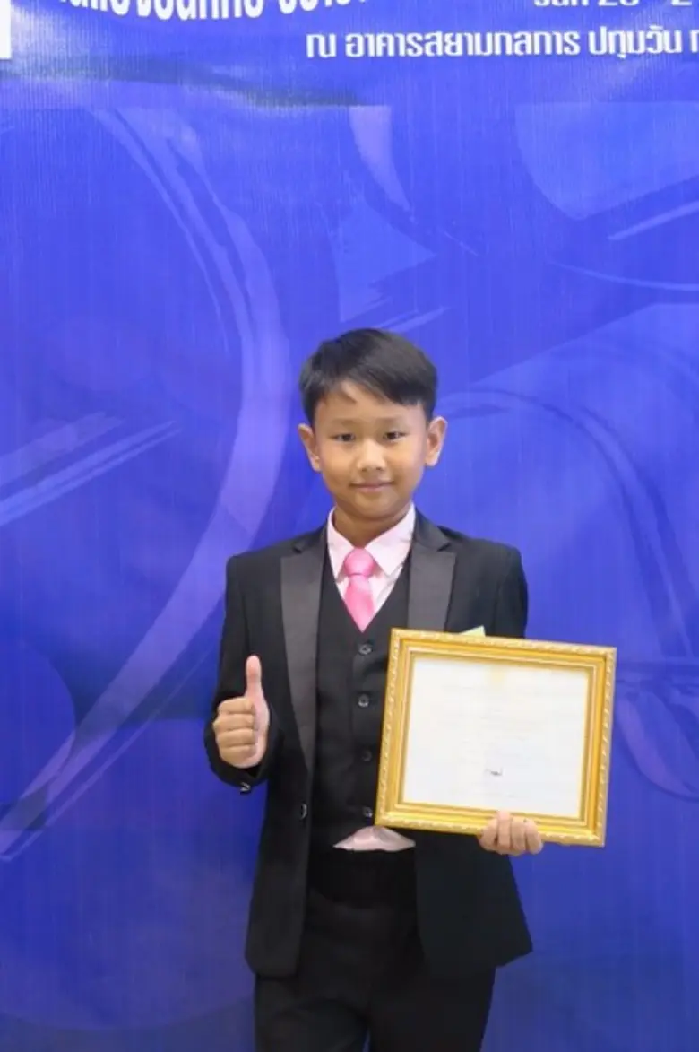 “ต้นน้ำ” วิศว์รุตม์ คุณวโรตม์ เด็กเก่งโรงเรียนดนตรียามาฮ่า สุพรรณบุรี คว้าเกียรติบัตรเหรียญทอง