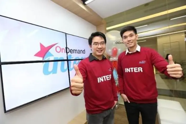 นายสุธี อัสววิมล (ซ้าย) ผู้ก่อตั้งโรงเรีย...