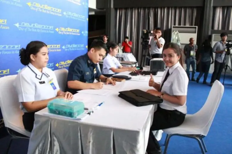 ศิษย์การบินหญิงจากสถาบันการบินพลเรือน (สบ...